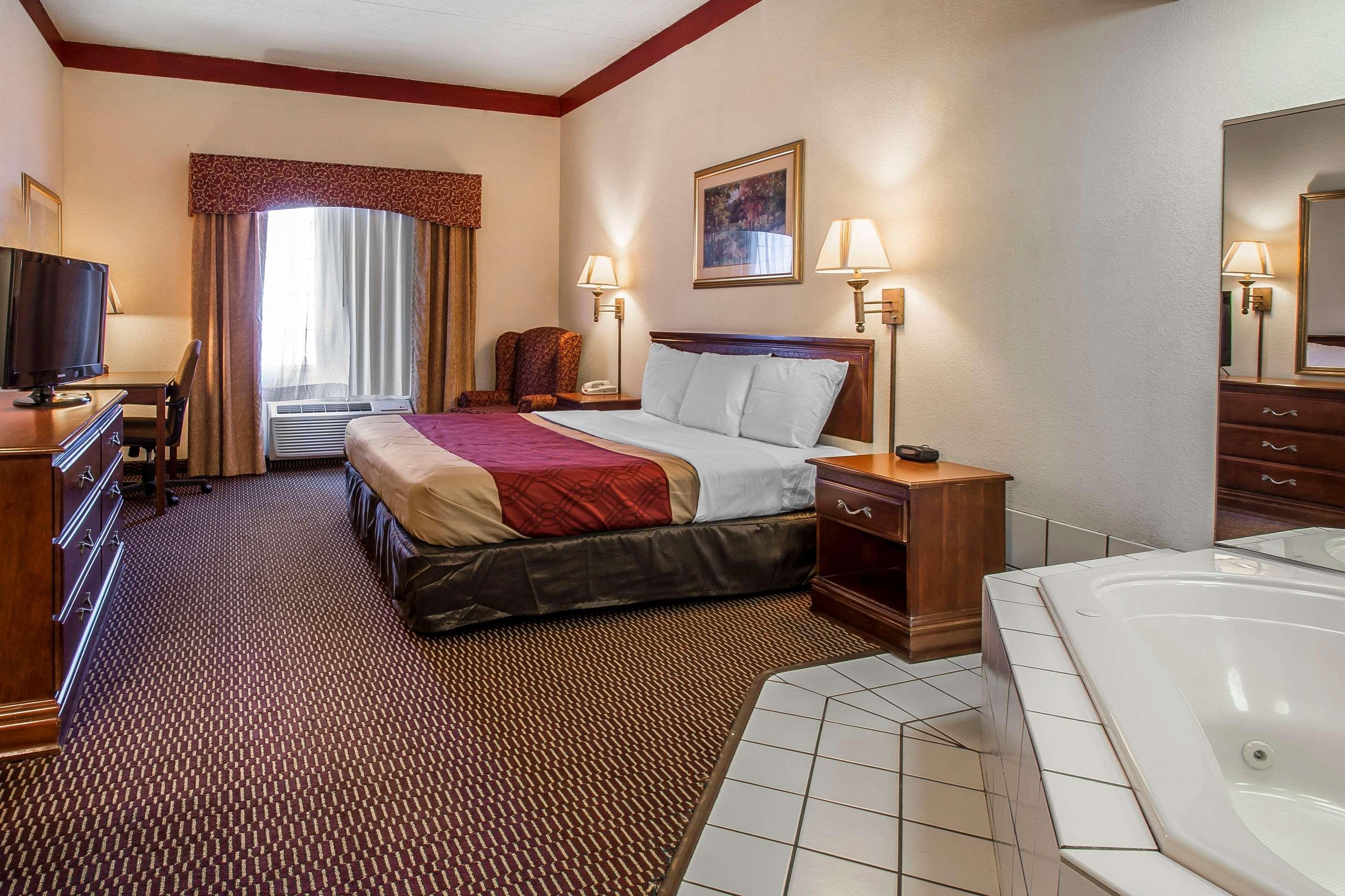 Econo Lodge Inn & Suites Marianna Bagian luar foto