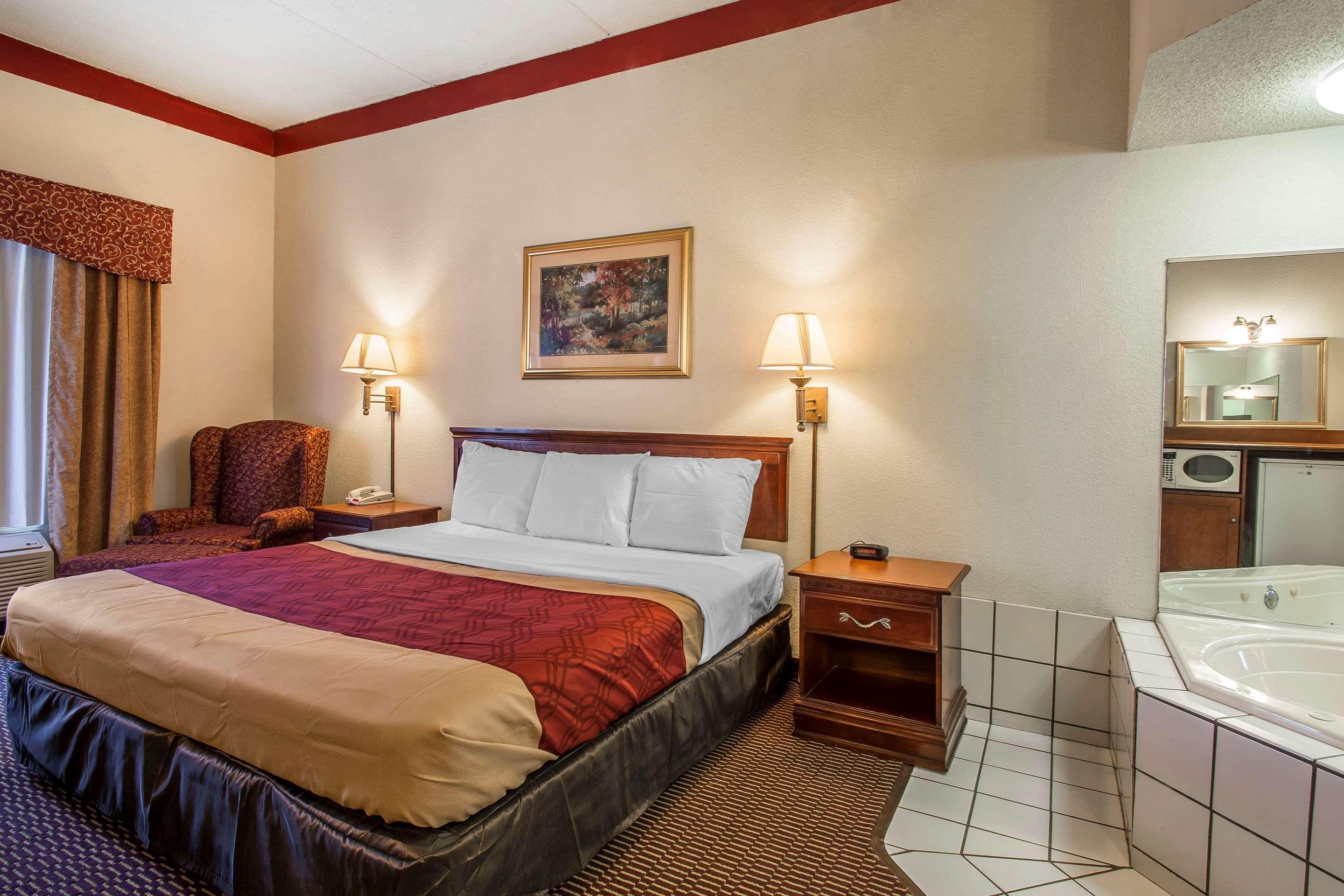 Econo Lodge Inn & Suites Marianna Bagian luar foto